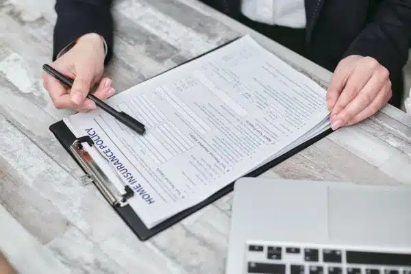 Assurance dommages-ouvrage versus assurance responsabilité civile décennale : les distinctions essentielles à connaître