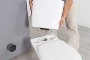 Est-ce au locataire de changer la chasse d’eau ?